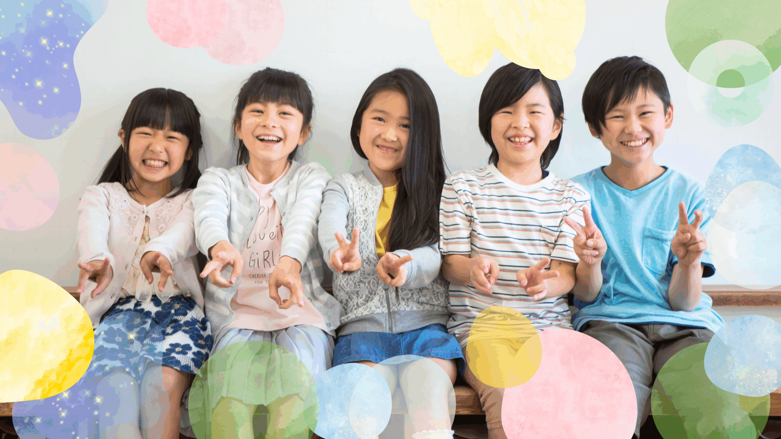 ピースをする子供達